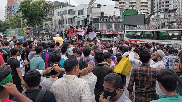 সায়েন্স ল্যাব মোড়ে বিক্ষোভ শুরু করেছেন আন্দোলনকারীরা