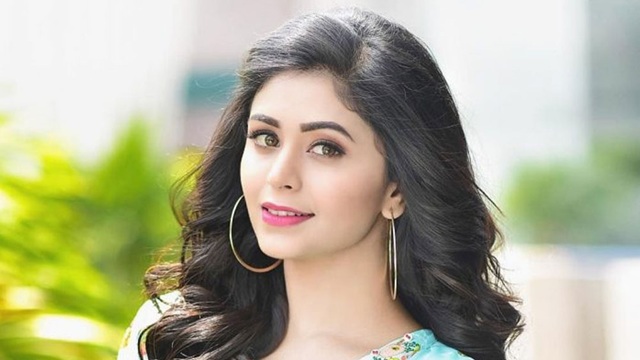 বাবা মদ্যপ ছিলেন, আমাকে মারতেন : ঋতাভরী