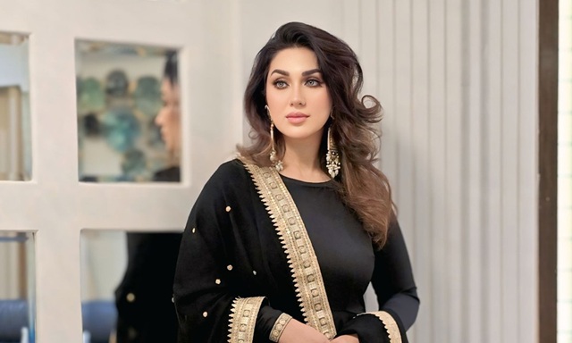 ড্রামা কুইন না হয়ে ডিভা কুইন হও, কাকে খোঁচা দিলেন অপু বিশ্বাস?