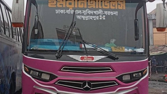 বরগুনায় সড়কে গাছ ফেলে বাসে ডাকাতি, আতঙ্কে যাত্রীরা