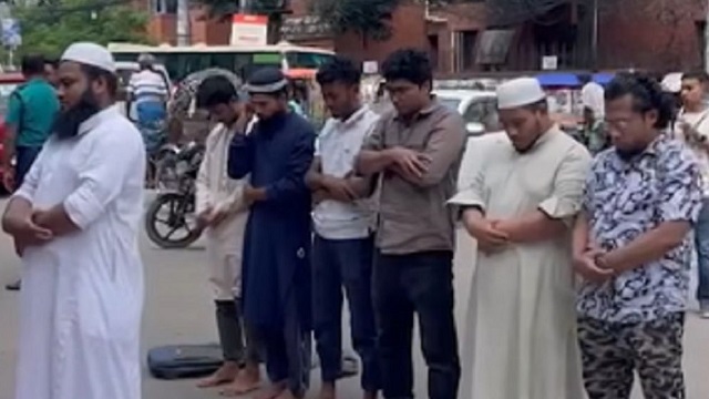 ফজলুর রহমানের বাসায় সামনে নামাজ পড়ল বিক্ষোভকারীরা