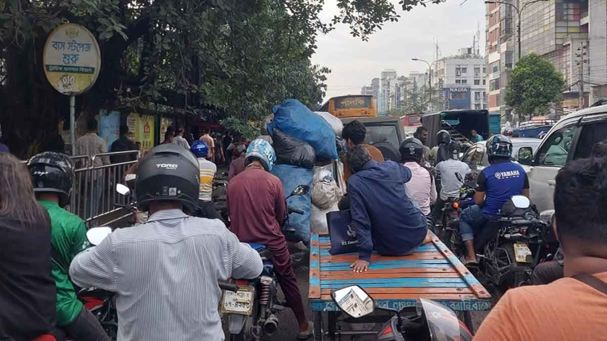 ‎কুড়িলের সড়ক অবরোধের জ্যাম বিজয় সরণি-আগারগাঁও ছাড়িয়েছে