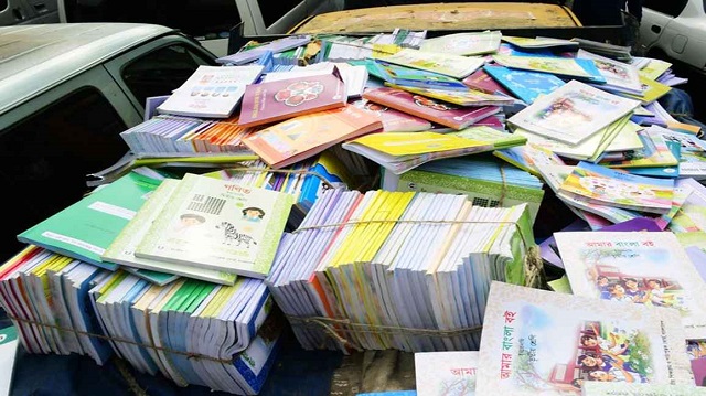 বিনা মূল্যে বিতরণের দুই ট্রাক বই উদ্ধার, আটক ২