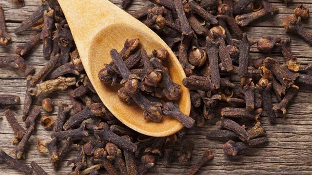 ঘুমানোর আগে লবঙ্গ ভেজানো পানি পান করলে কী হয়?