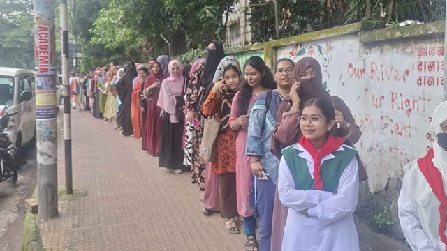 ডাকসু নির্বাচন: ভোট কেন্দ্রে নারী শিক্ষার্থীদের দীর্ঘ লাইন