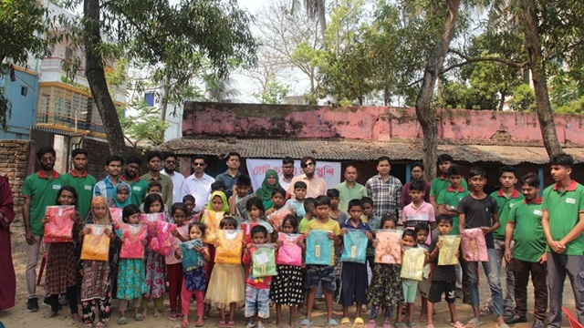 কুমিল্লায় শিক্ষার্থীদের টিফিনের টাকায় পথশিশুদের ঈদের পোশাক