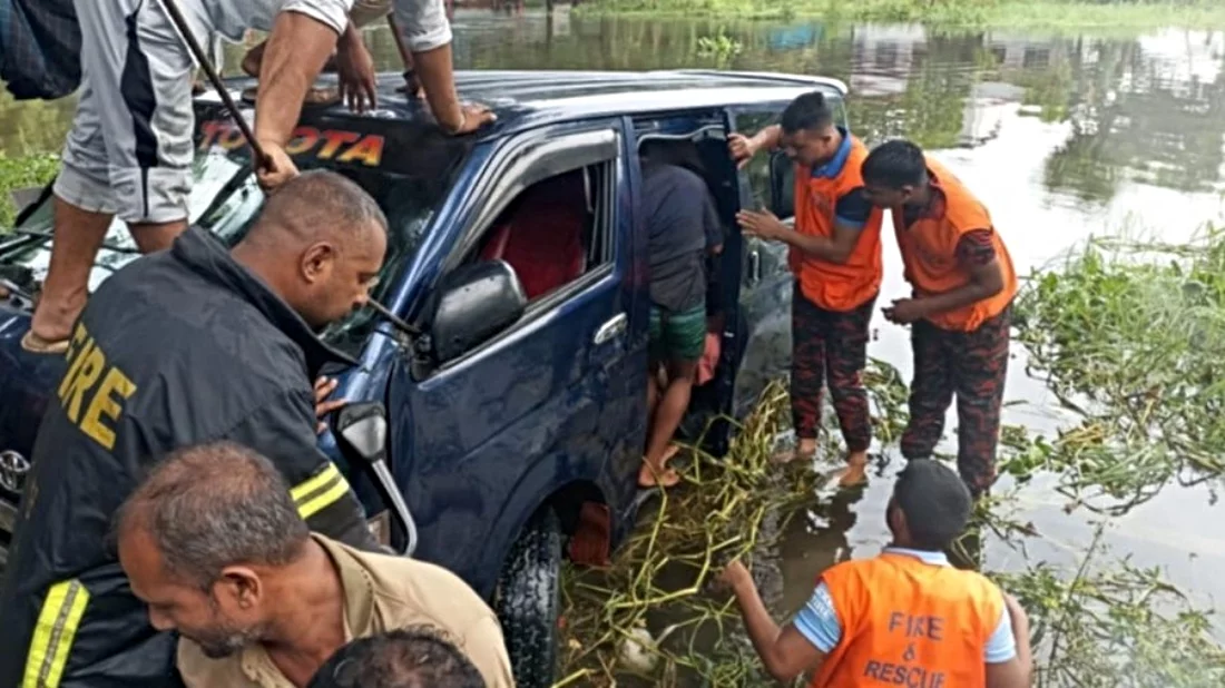 বিমানবন্দর থেকে প্রবাসীকে নিয়ে ফেরার পথে প্রাণ গেল একই পরিবারের সাতজনের