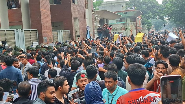  সমালোচনার কাঠগড়ায় শিক্ষা উপদেষ্টা ও শিক্ষা সচিব