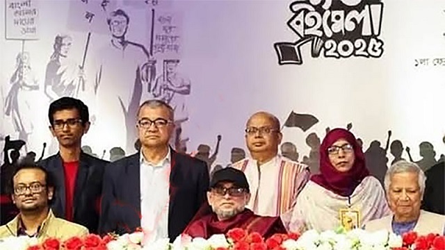 পুরস্কারপ্রাপ্তদের পেছনে দাঁড় করিয়ে ফটোসেশন, যা বললেন ফারুকী