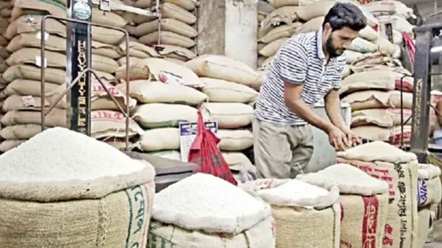 সাত গুণীর হাতে বাংলা একাডেমি পুরস্কার তুলে দিলেন প্রধান উপদেষ্টা