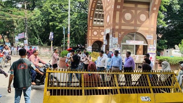ছোট ভাইকে ক্যাম্পাসে নিতে পারল না নারী শিক্ষার্থী
