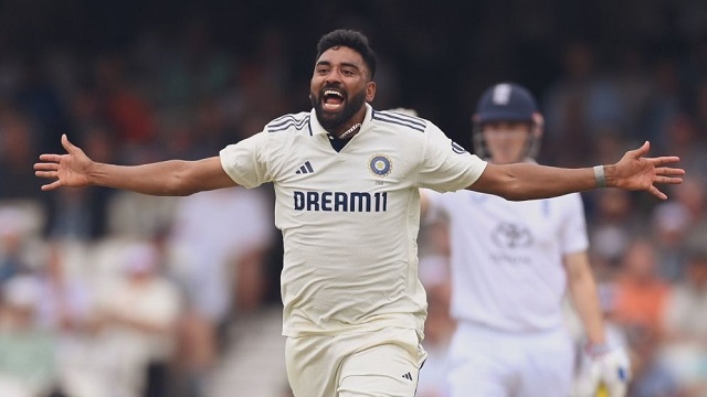 পাকিস্তান কিংবদন্তির পাশে সিরাজ