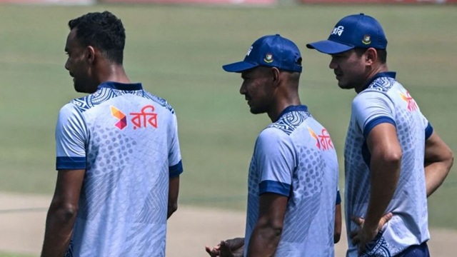 মিরপুরে ফেরার লড়াই চলছে তাসকিন-মোস্তাফিজদের