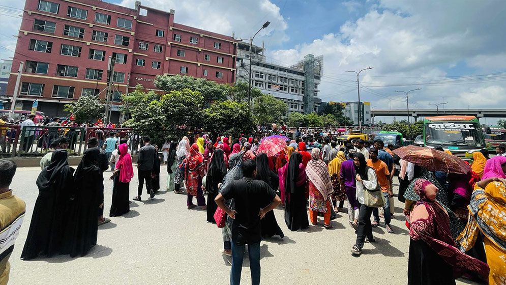 বকেয়া পরিশোধের আশ্বাসে কুড়িলে সড়ক অবরোধ প্রত্যাহার