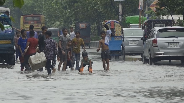  অল্প বৃষ্টিতেই জলমগ্ন রাজধানীর সড়কগুলো, ভোগান্তি