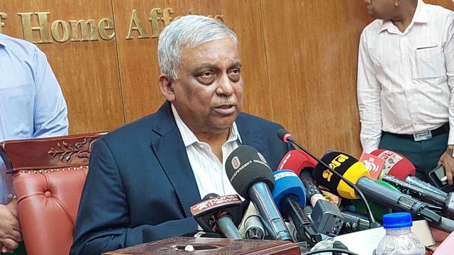 রাস্তাঘাটে গাড়ি থামিয়ে চাঁদা নিলে মামলা : স্বরাষ্ট্রমন্ত্রী