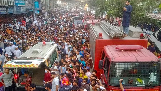 গুলিস্তানে বিস্ফোরণস্থলে উৎসুক জনতার ভিড়