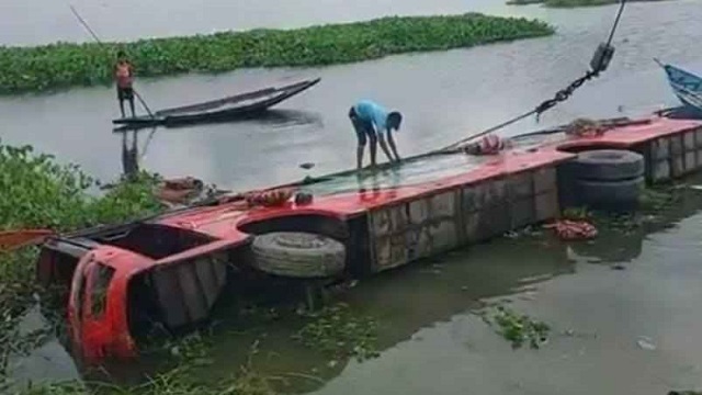 গোপালগঞ্জে যাত্রীবাহী বাস পানিতে, নিখোঁজ এক