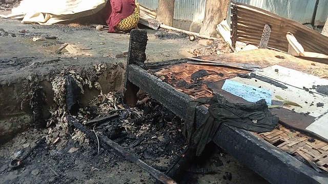 আগুনে পুড়ে নিঃস্ব দরিদ্র পরিবার