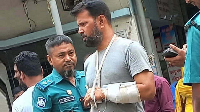 নিউমার্কেটে ছিনতাইকারীর ছুরিকাঘাতে এএসআই আহত