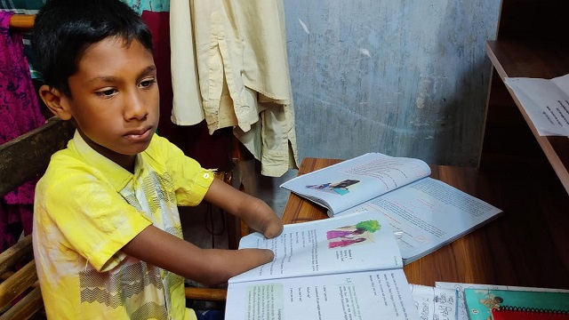 দুই হাত নেই, তবুও সব শ্রেণিতে প্রথম আরাফাত