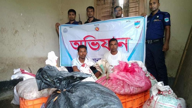 সুন্দরবনে বিষ দিয়ে ধরা ১৩ মণ চিংড়ি জব্দ, আটক ২