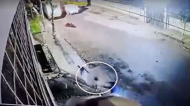 বার থেকে ফেরার পথে প্রাইভেটকার থামিয়ে গুলি, পথচারী গুলিবিদ্ধ