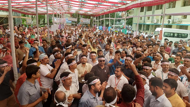 ১০ম গ্রেডের দাবিতে তৃতীয় দিনেও বিক্ষোভ অডিটরদের