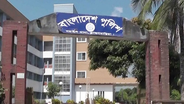 সন্তানের সামনে স্ত্রীকে কুপিয়ে হত্যা