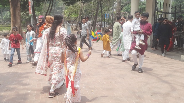 বেলুন-মুখোশে রঙিন পহেলা বৈশাখ : উৎসবে আনন্দে আত্মহারা শিশুরা