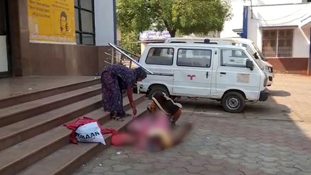 কাছে এলো না চিকিৎসক-নার্স, হাসপাতালের বাইরে সন্তান জন্ম নারীর