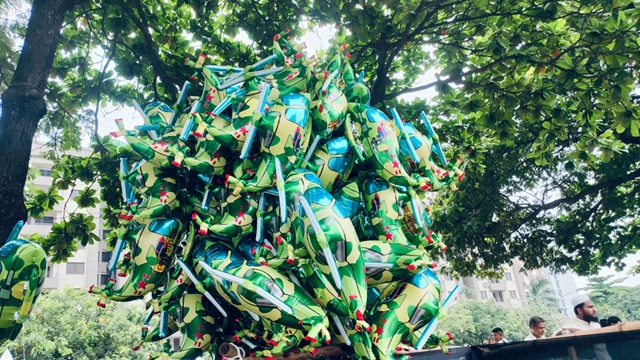 হাসিনার ভারতে পলায়ন, আকাশে উড়লো হেলিকপ্টার আকৃতির বেলুন