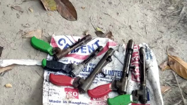 খেলনা ভেবে ৫টি পাইপগান  নিয়ে যাচ্ছিল শিশুরা