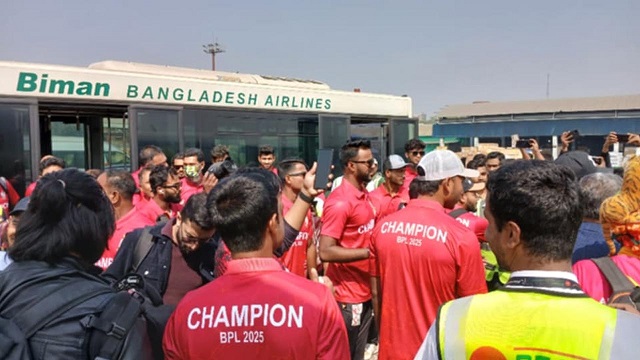 লঞ্চে নয়, বিমানে চড়ে ট্রফি নিয়ে বরিশালে তামিমরা