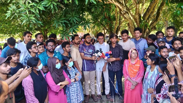 বাকৃবিতে হল ছাড়েনি ছাত্ররা, ছয় দফা দাবি পেশ