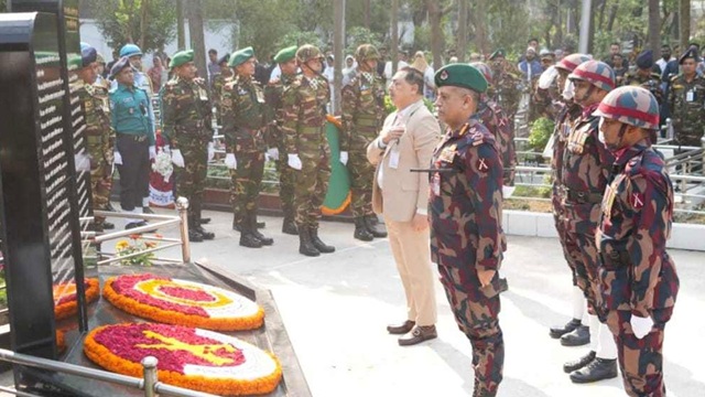 বনানী সামরিক কবরস্থানে বিজিবি মহাপরিচালকের শ্রদ্ধা