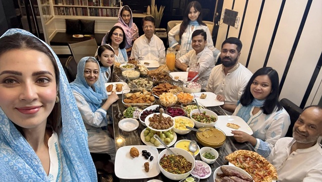 এবারও প্রিয়জনদের নিয়ে ইফতার করলেন মিম