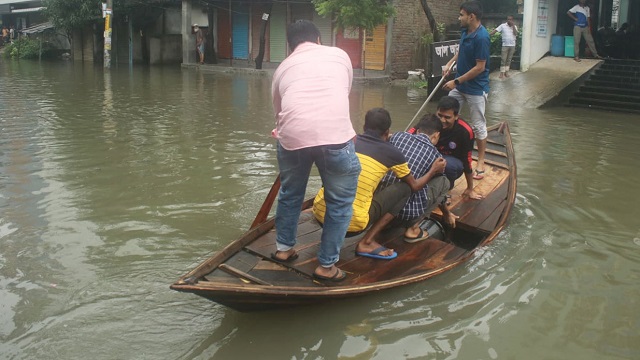রাজশাহীর সড়কে চলছে নৌকা