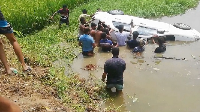 নিয়ন্ত্রণ হারিয়ে প্রাইভেটকার পুকুরে, মিলল তরুণ-তরুণীর মরদেহ