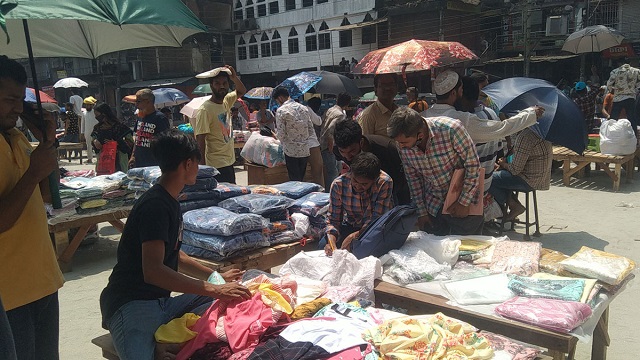 বঙ্গবাজারে কাপড় সাজিয়ে বসলেন ব্যবসায়ীরা