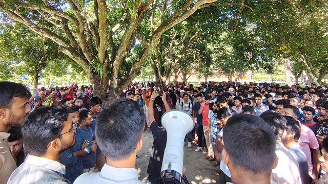 আন্দোলনের মুখে শিক্ষার্থীদের দাবি মেনে নিলো বাকৃবি প্রশাসন