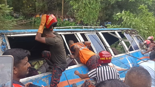 অ্যাম্বুলেন্সের সঙ্গে সংঘর্ষ, পুড়ল বাসে থাকা অর্ধশতাধিক ছাগল