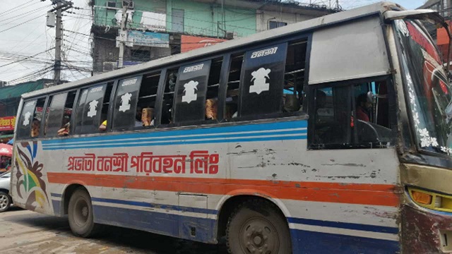 জামালপুরে সড়ক দুর্ঘটনায় একজন নিহত, বাসে আগুন দিল বিক্ষুব্ধ জনতা