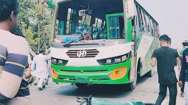 কিশোরগঞ্জে বাসচাপায় দুই স্কুলছাত্র নিহত, সড়ক অবরোধ-ভাঙচুর 