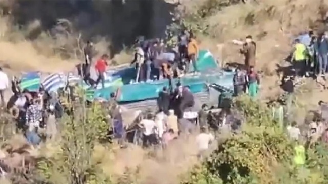 ভারতে ৩০০ ফুট নিচে বাস, নিহত ৩৬