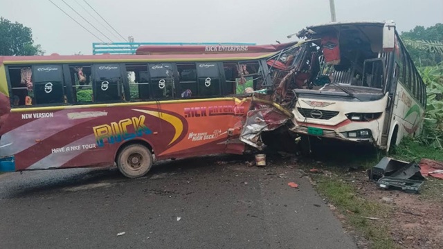 রং সাইড থেকে এসে আরেক বাসে সজোরে ধাক্কা, সড়কে প্রাণ গেল ৩ জনের