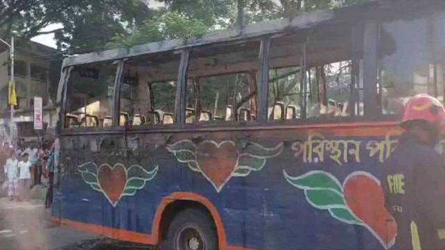 উত্তরায় যাত্রীবাহী বাসে আগুন