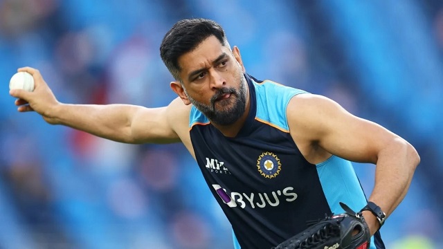 ‘প্রতিপক্ষ ব্যাটারদের মন নিয়ে খেলে ধোনি’