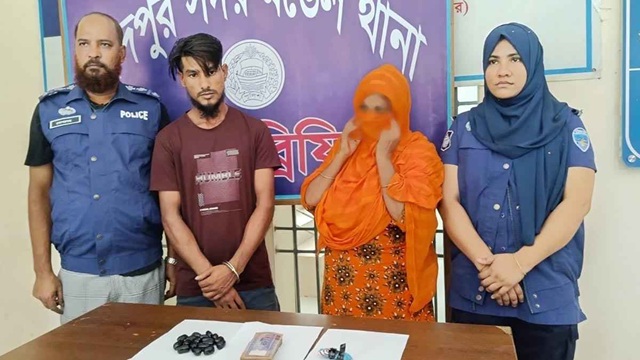 চাঁদপুরে মাদক কারবারি ইউপি সদস্যের স্ত্রীসহ আটক ২