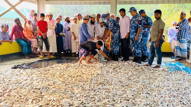 এতিম ও দুস্থরা পেল সাড়ে ৪ হাজার কেজি ইলিশ